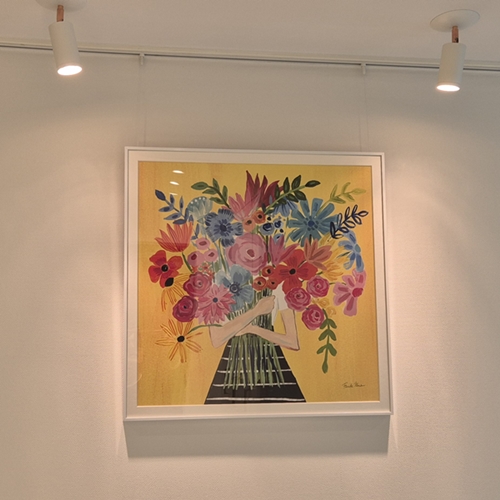 오늘  드디어  액자를 현관앞에  …