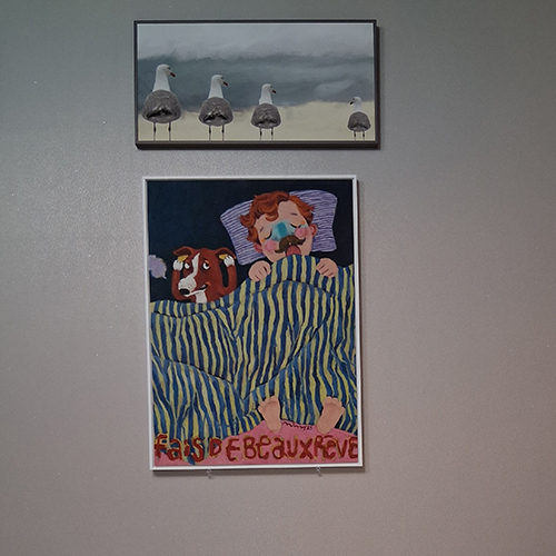 익살스런 그림을  침실에  걸어놨어…