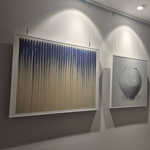 복도에 달항아리 그림과 함께 걸어놓…