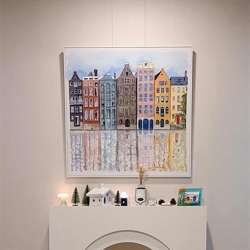 계절이 바뀌면 액자들을 교체해 가며…